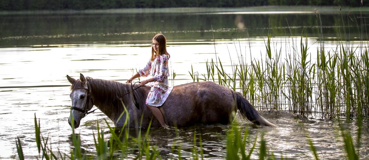 Dziewczynka na koniu w jeziorze